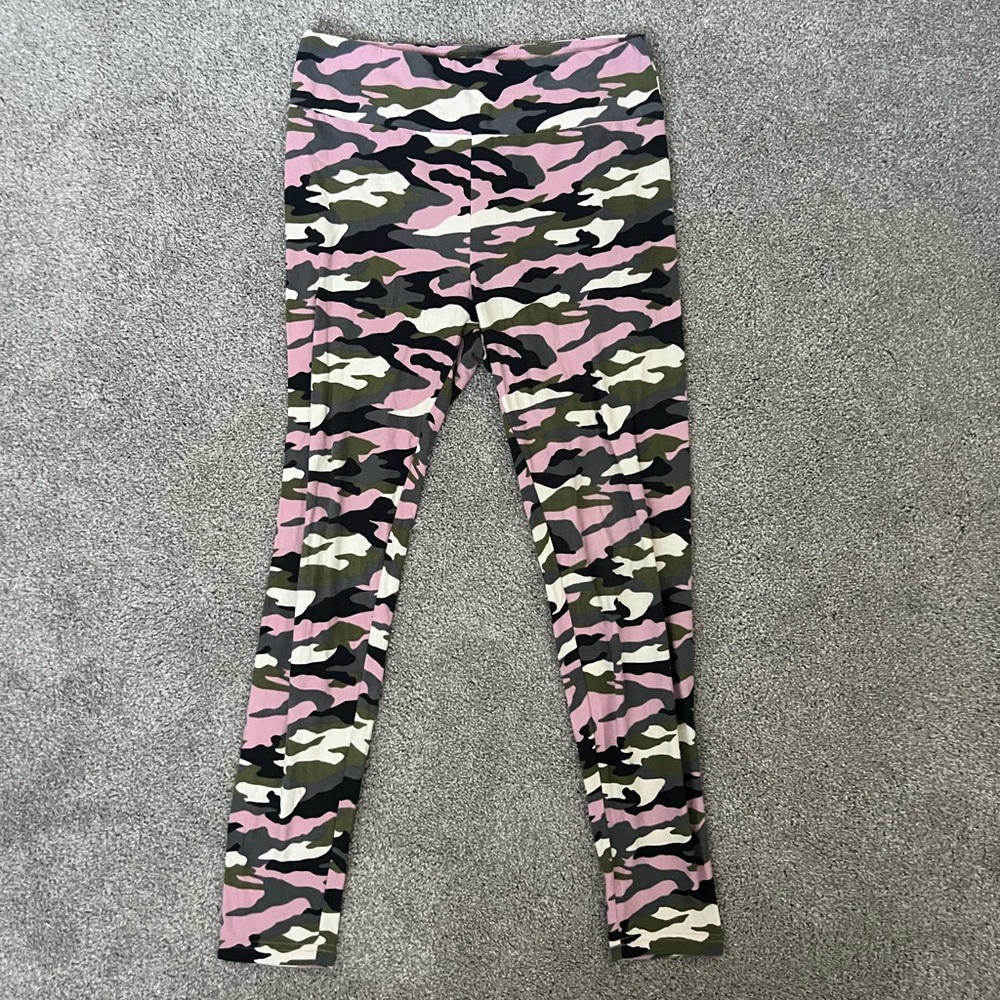 No Boundaries Woman’s Large (11-13) Pink, Black and Green Camouflage Leggings